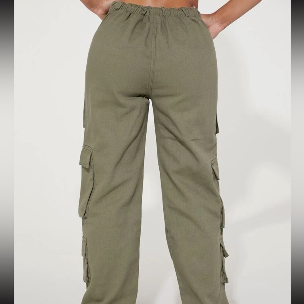 Petite V-cut waist flap cargo pants - Picture 2 of 3